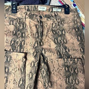 Kensie The Effortless Ankle jeans snakeskin print size 10/30